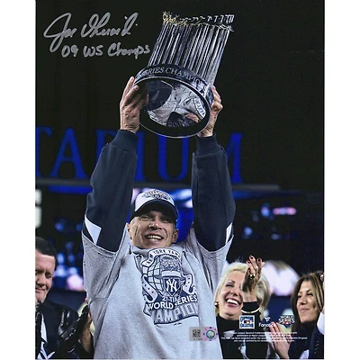 Photographie autographiée de 20 x 25 cm de Joe Girardi des Yankees de New York lors du trophée WS 2009 avec l'inscription « 09 WS Champs »