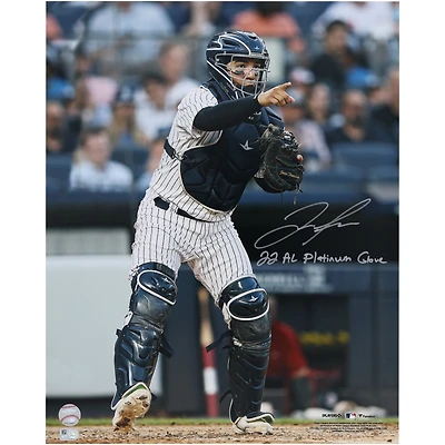 Photo autographiée de José Trevino, joueur des Yankees de New York, en position de receveur et de pointeur (40,6 x 50,8 cm), avec inscription « 22e Gant de platine de la Ligue américaine ».