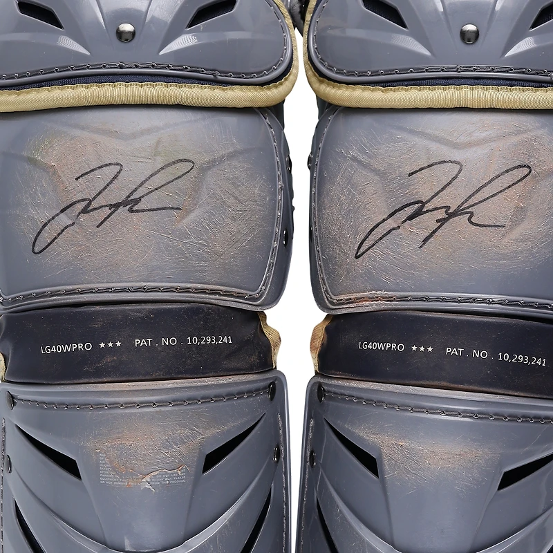 Protège-tibias gris autographiés par Jose Trevino des Yankees de New York lors de la saison 2023 de la MLB