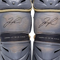 Protège-tibias gris autographiés par Jose Trevino des Yankees de New York lors de la saison 2023 de la MLB