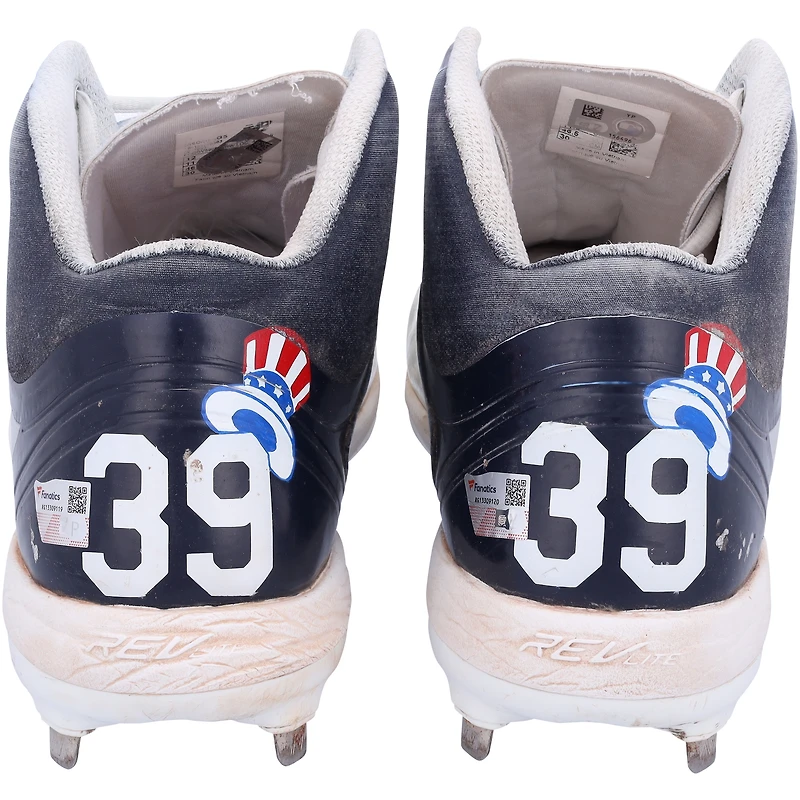 Chaussures à crampons New Balance argentées et bleu marine autographiées par Jose Trevino des Yankees de New York lors de la saison 2023 de la MLB