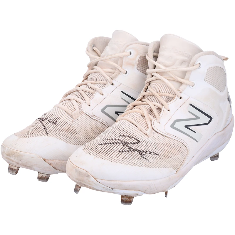 Chaussures à crampons New Balance blanches et grises autographiées par Jose Trevino des Yankees de New York lors de la saison 2023 de la MLB