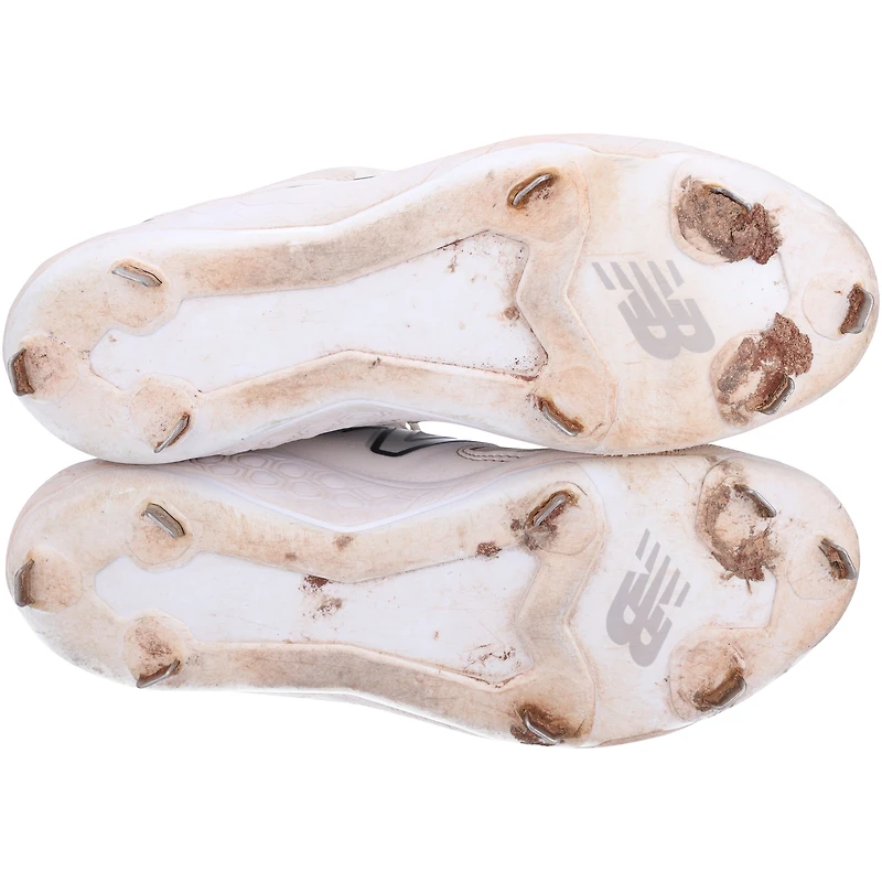 Chaussures à crampons New Balance blanches et grises autographiées par Jose Trevino des Yankees de New York lors de la saison 2023 de la MLB