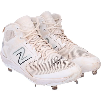 Chaussures à crampons New Balance blanches et grises autographiées par Jose Trevino des Yankees de New York lors de la saison 2023 de la MLB