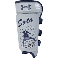 Jambe de protection grise Under Armour autographiée par Juan Soto, portée en match par les Yankees de New York lors de la saison 2024 de la MLB.