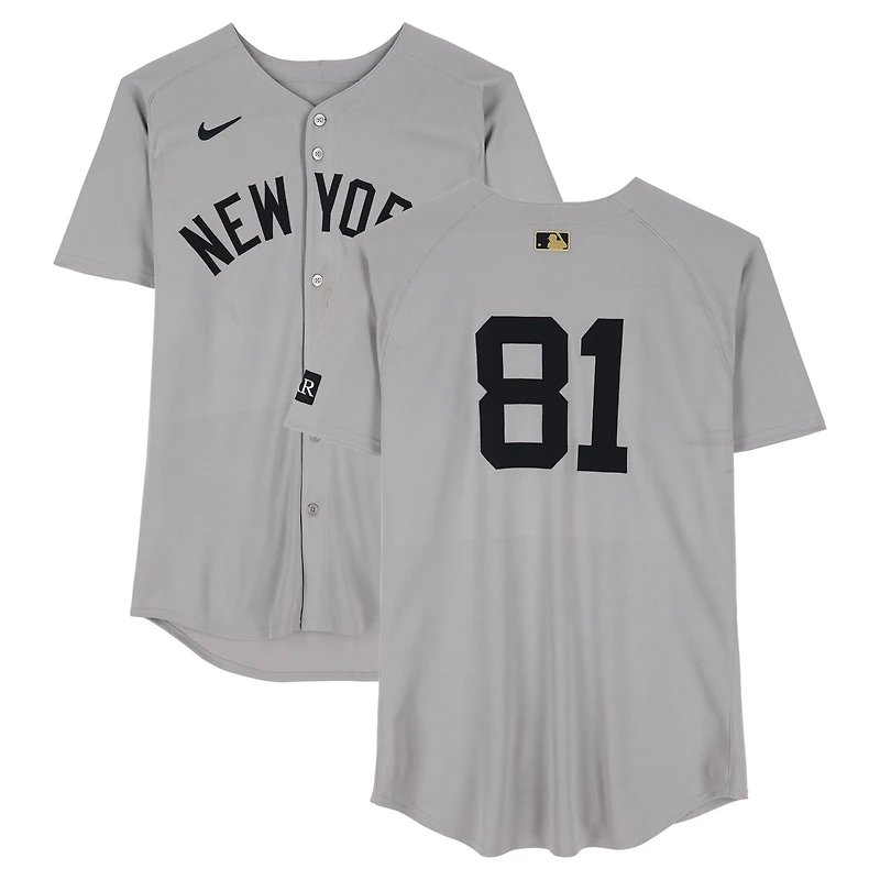 Maillot gris Nike n° 81 porté par Luis Gil des Yankees de New York lors du match contre les Twins du Minnesota le 17 septembre 2025