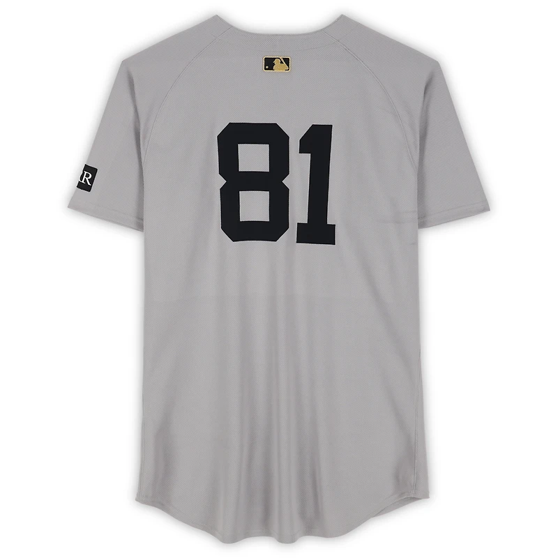 Maillot gris Nike n° 81 porté par Luis Gil des Yankees de New York lors du match contre les Twins du Minnesota le 17 septembre 2025