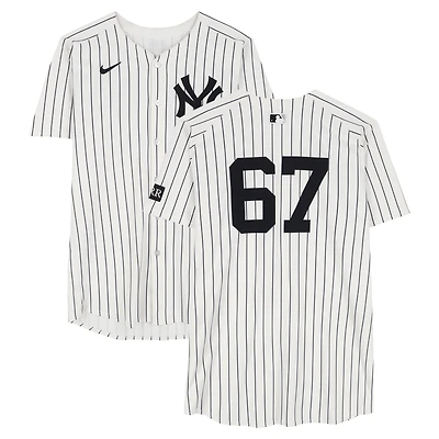 Maillot Nike blanc à fines rayures n° 67 porté par Luis Rojas (New York Yankees) lors du match 4 de la série de division de la Ligue américaine contre les Blue Jays de Toronto, le 8 octobre 2025.