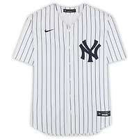Maillot réplique blanc Nike autographié par Luke Weaver des Yankees de New York, avec l'inscription « Fierté. Puissance. Rayures. »