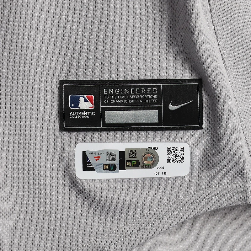 Maillot gris n° 30 de Luke Weaver, porté par les Yankees de New York, lors du match contre les Rays de Tampa Bay, le 20 août 2025