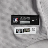 Maillot gris n° 30 de Luke Weaver, porté par les Yankees de New York, lors du match contre les Rays de Tampa Bay, le 20 août 2025