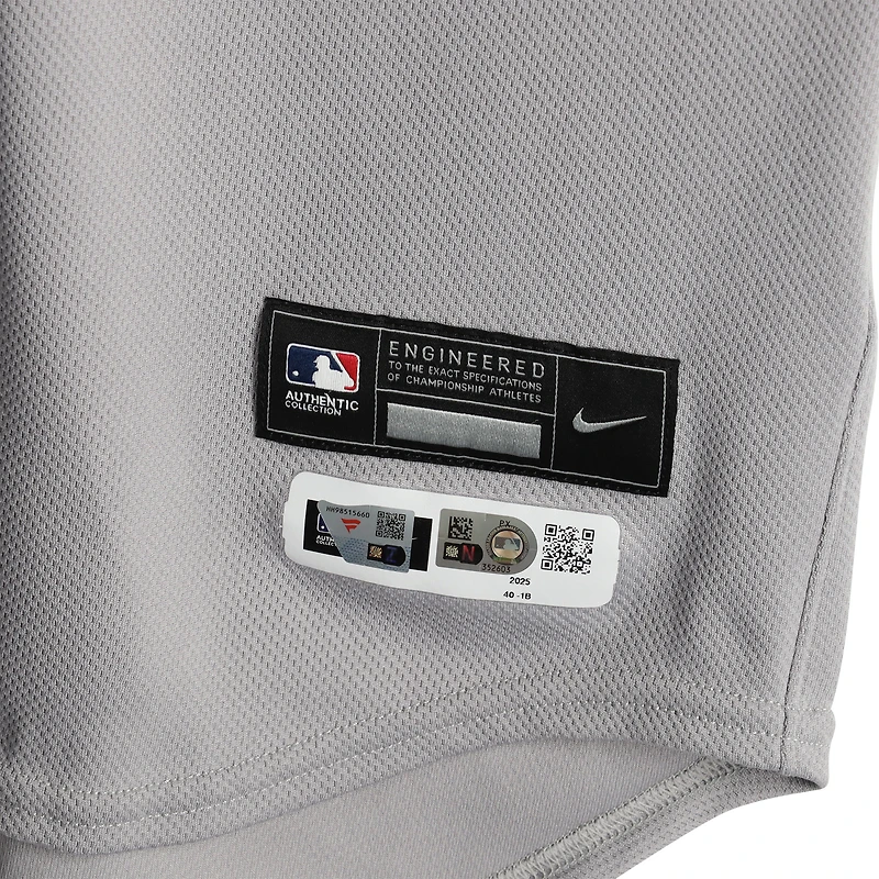 Maillot Nike gris n° 30 de Luke Weaver, porté par les Yankees de New York, lors du match contre les Astros de Houston, le 4 septembre 2025