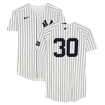 Maillot blanc à rayures fines n° 30 de Luke Weaver, porté par les Yankees de New York, lors du match contre les Nationals de Washington, le 27 août 2025