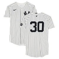 Maillot blanc à rayures fines n° 30 de Luke Weaver, porté par les Yankees de New York, lors du match contre les Nationals de Washington, le 27 août 2025
