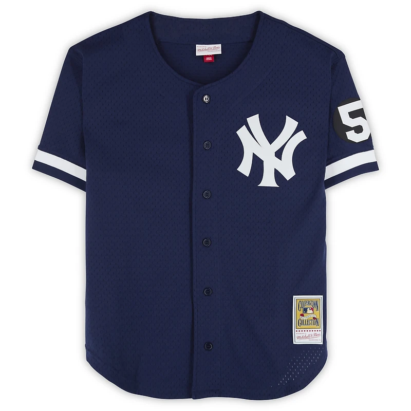 Maillot authentique Mitchell & Ness bleu marine autographié par Mariano Rivera des Yankees de New York, avec inscription « Champions des World Series 99 ».