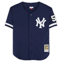 Maillot authentique Mitchell & Ness bleu marine autographié par Mariano Rivera des Yankees de New York, avec inscription « Champions des World Series 99 ».