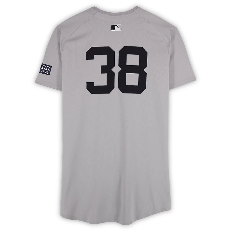 Maillot gris n° 38 de Mark Leiter Jr. des Yankees de New York lors du match des World Series 2024 contre les Dodgers de Los Angeles le 26 octobre 2024