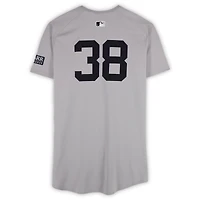 Maillot gris n° 38 de Mark Leiter Jr. des Yankees de New York lors du match des World Series 2024 contre les Dodgers de Los Angeles le 26 octobre 2024