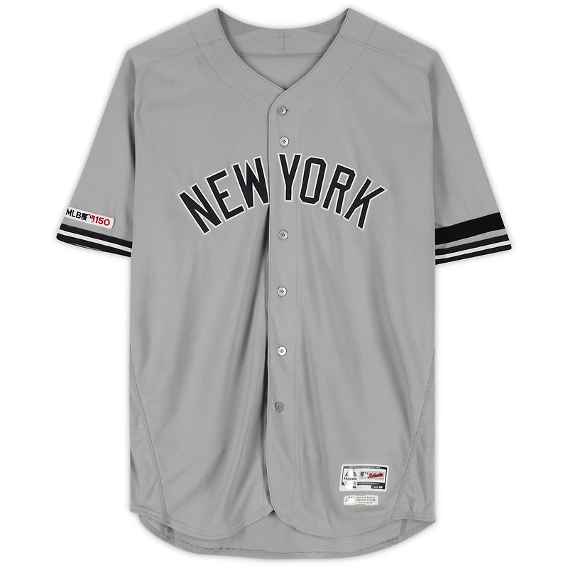 Maillot gris n°19 utilisé par Masahiro Tanaka des Yankees de New York lors du match contre les Diamondbacks de l'Arizona le 1er mai 2019