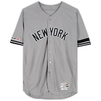 Maillot gris n°19 utilisé par Masahiro Tanaka des Yankees de New York lors du match contre les Diamondbacks de l'Arizona le 1er mai 2019