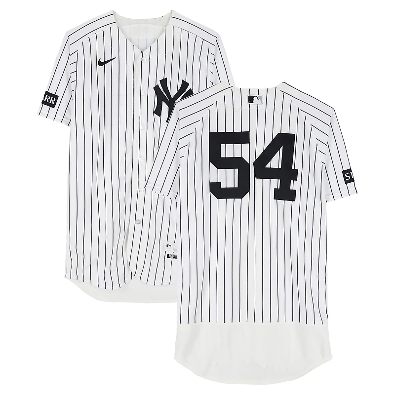 Maillot blanc à fines rayures n° 54 porté par Max Fried, des Yankees de New York, contre les Angels de Los Angeles le 16 avril 2026.