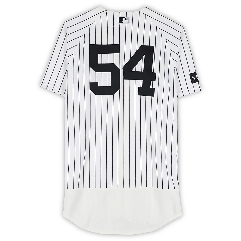 Maillot blanc à fines rayures n° 54 porté par Max Fried, des Yankees de New York, contre les Angels de Los Angeles le 16 avril 2026.