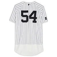 Maillot blanc à fines rayures n° 54 porté par Max Fried, des Yankees de New York, contre les Angels de Los Angeles le 16 avril 2026.