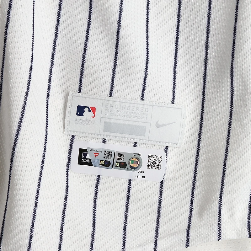 Maillot blanc à fines rayures n° 54 porté par Max Fried, des Yankees de New York, contre les Angels de Los Angeles le 16 avril 2026.