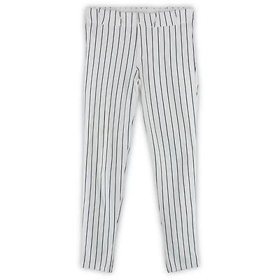 Pantalon blanc à fines rayures porté par Max Fried, des Yankees de New York, lors du match contre les Blue Jays de Toronto le 8 octobre 2025.