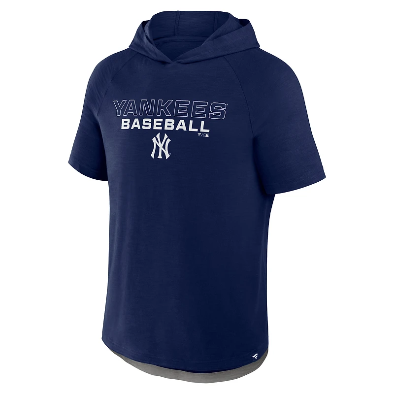 T-shirt à capuche raglan Fanatics bleu marine New York Yankees Clubhouse Optimal Play pour homme