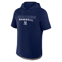 T-shirt à capuche raglan Fanatics bleu marine New York Yankees Clubhouse Optimal Play pour homme