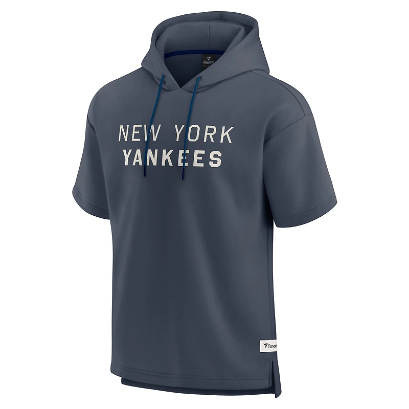 Sweat à capuche manches courtes pour homme Fanatics Navy New York Yankees Elements Future Ground Lettering