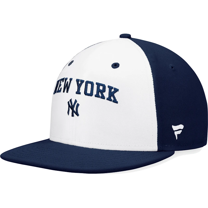 Casquette ajustée à blocs de couleurs emblématiques des New York Yankees Fanatics pour hommes, blanc/bleu marine
