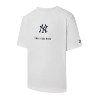 T-shirt graphique blanc des Yankees de New York « La grandeur hommes triomphe » par Derek Jeter
