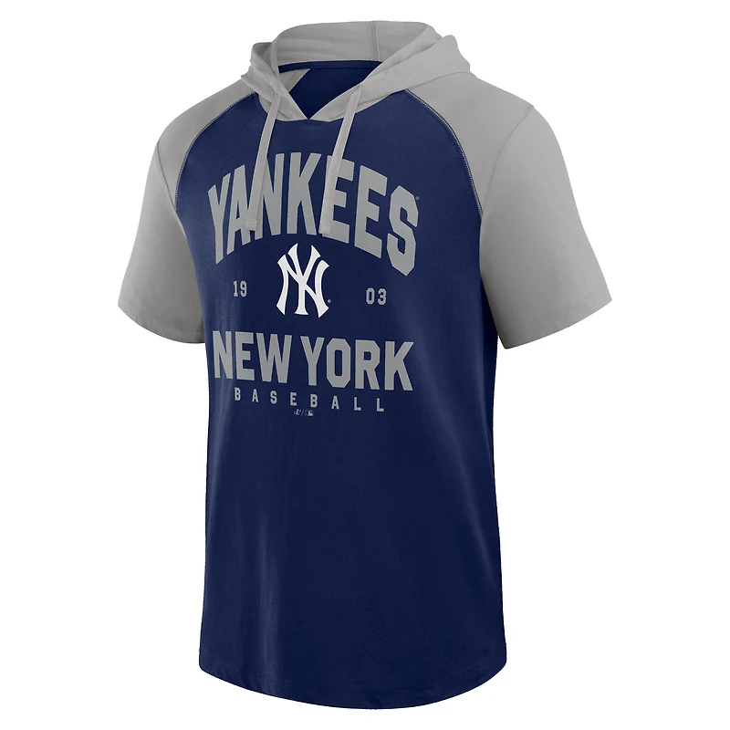T-shirt à capuche et manches courtes raglan bleu marine avec logo des Yankees de New York pour homme