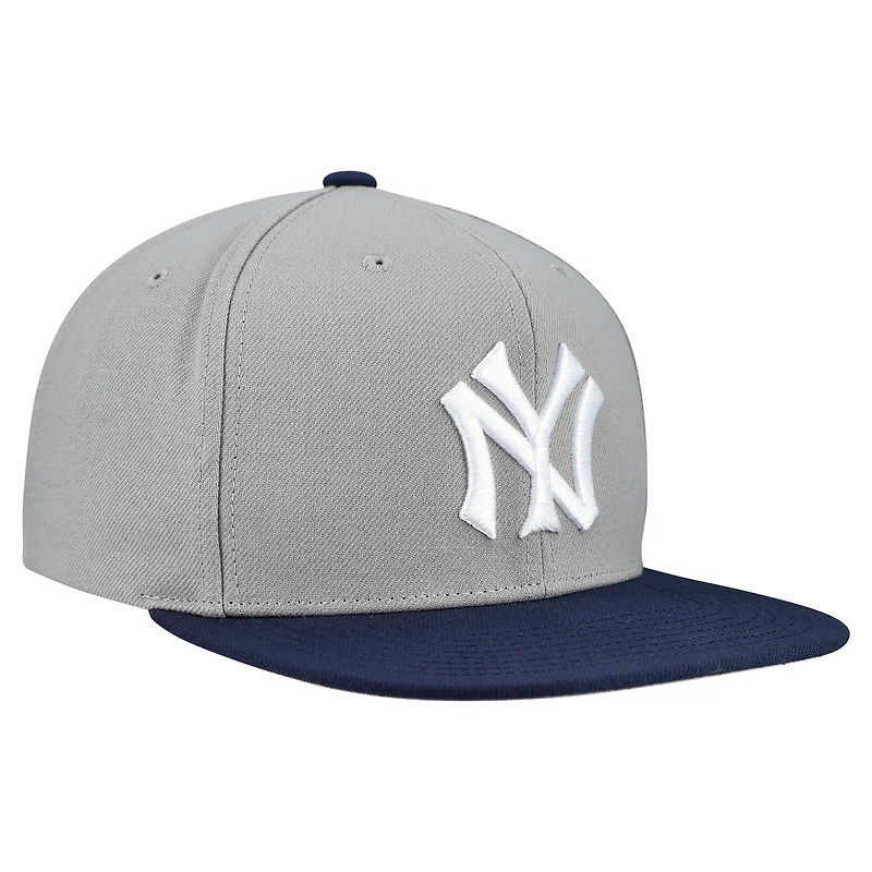 Men's Mitchell & Ness Gray New York Yankees Cooperstown Collection Basic Flip Snapback Hat