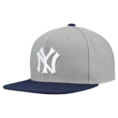 Men's Mitchell & Ness Gray New York Yankees Cooperstown Collection Basic Flip Snapback Hat