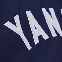 Veste d'entraîneur à capuche Mitchell & Ness bleu marine New York Yankees pour homme, fermeture boutons-pression.