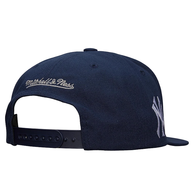 Casquette snapback Mitchell & Ness bleu marine pour homme, logo des Yankees de New York.