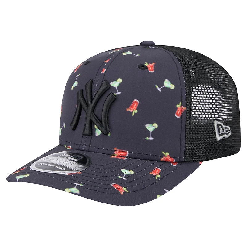 Casquette extensible à bouton-pression New Era noire New York Yankees Adventure Drinks Pattern 9SEVENTY pour homme
