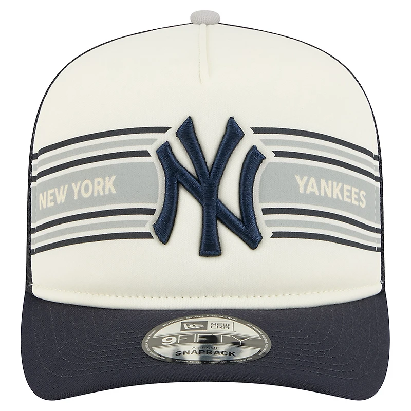 Casquette snapback New Era 9FIFTY Trucker à imprimé New York Yankees crème/bleu marine pour homme