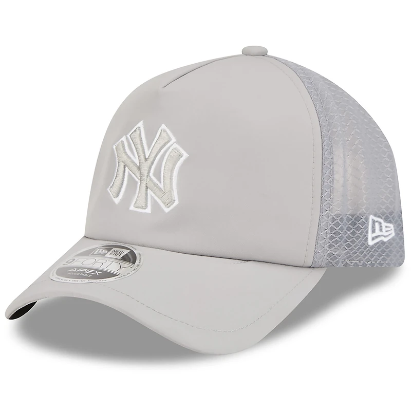 Men's New Era York Yankees 2026 Batting Practice Apex 9FORTY Adjustable Trucker Hat