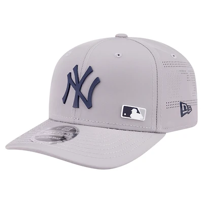 Casquette ajustable New Era grise New York Yankees 9SEVENTY perforée au laser pour homme