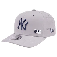 Casquette ajustable New Era grise New York Yankees 9SEVENTY perforée au laser pour homme