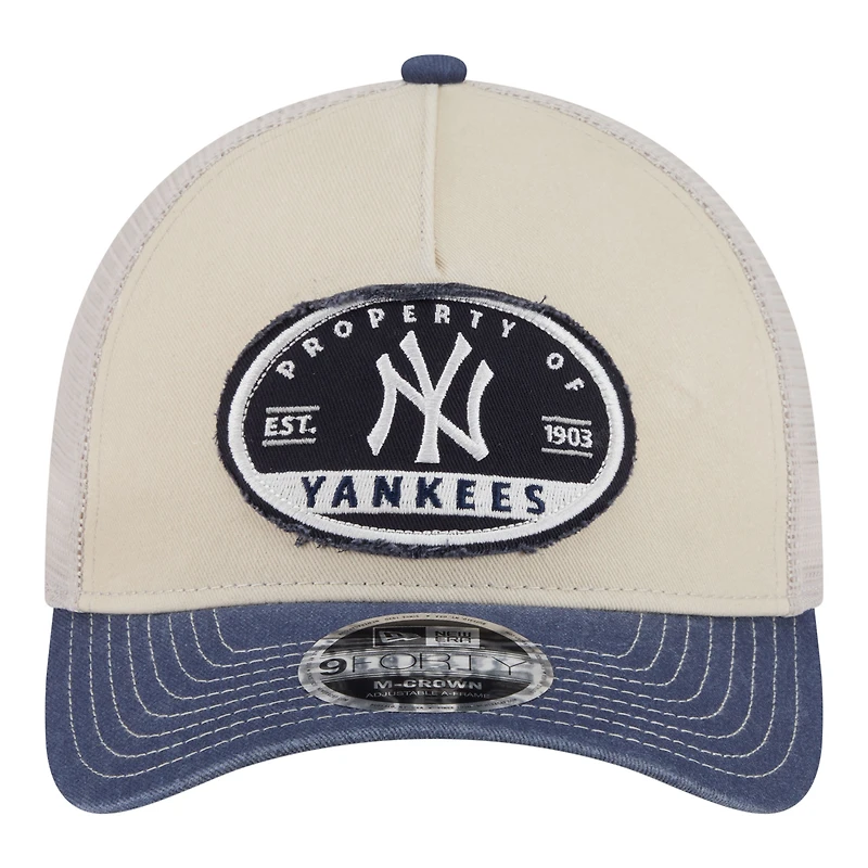 Casquette trucker New Era 9FORTY pour homme, beige clair/marine, New York Yankees, modèle Frayed M-Crown A-Frame. Modèle ajustable.