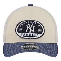 Casquette trucker New Era 9FORTY pour homme, beige clair/marine, New York Yankees, modèle Frayed M-Crown A-Frame. Modèle ajustable.