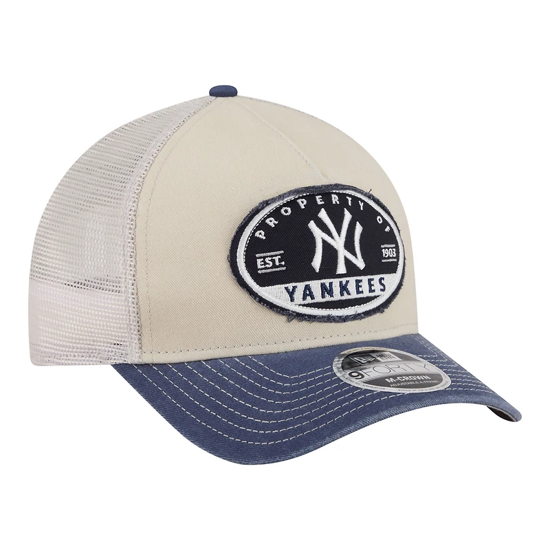 Casquette trucker New Era 9FORTY pour homme, beige clair/marine, New York Yankees, modèle Frayed M-Crown A-Frame. Modèle ajustable.