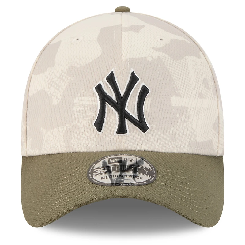 Casquette 39THIRTY Flex pour homme New Era beige clair/olive, motif Armed Forces Day 2025 des Yankees de York