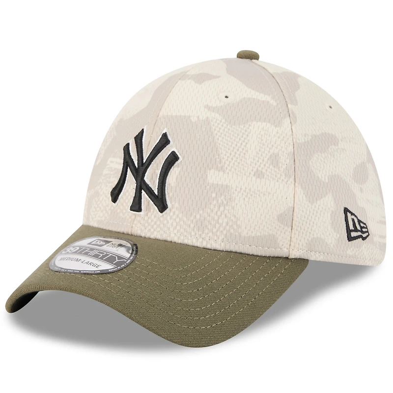 Casquette 39THIRTY Flex pour homme New Era beige clair/olive, motif Armed Forces Day 2025 des Yankees de York