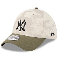 Casquette 39THIRTY Flex pour homme New Era beige clair/olive, motif Armed Forces Day 2025 des Yankees de York